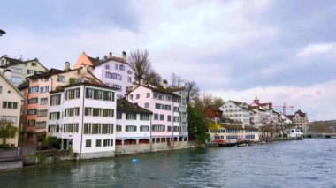 Lindenhof ve Niederdorf mahallelerinin Panoraması, İsviçre 'nin Zürih, Zürih, Limmat Nehri' nin karşı kıyısında yer almaktadır.
