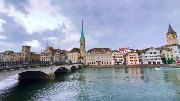瑞士苏黎世Limmat河上的运河船 背景为Lindenhof住房 拱形蒙斯特桥横跨河流 — 图库视频影像
