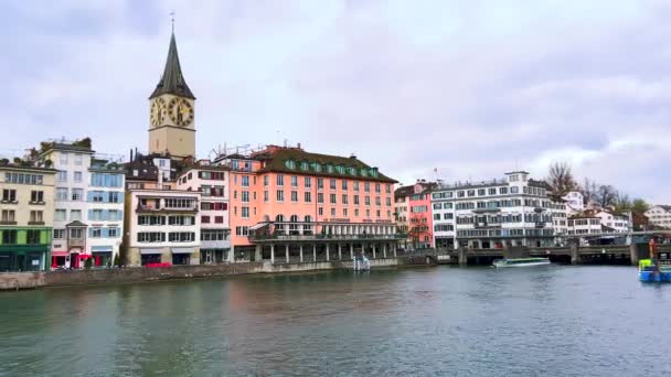 瑞士苏黎世Limmat河和老城区全景 有Rathaus 市政厅 Rathaus桥 Peterskirche教堂和Fraumunster塔 彩色历史建筑和Munster桥 — 图库视频影像