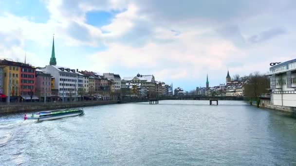 Die Schnell Schwimmenden Kanalboote Auf Der Limmat Mit Altstadtwohnungen Ufer — Stockvideo