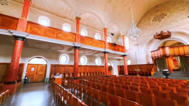 瑞士苏黎世圣彼得教堂全景内部 装饰有粉刷 木制家具 细长柱子和管风琴 — 图库视频影像
