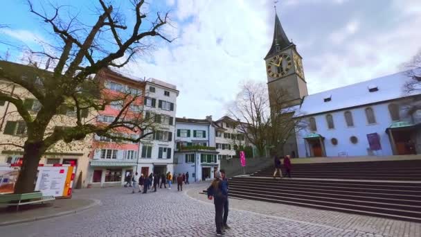 瑞士苏黎世具有历史意义的圣彼得赫夫斯塔特广场的全景 该广场有圣彼得教堂的钟楼和有彩色木制百叶窗的老式别墅 — 图库视频影像