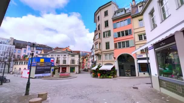 瑞士苏黎世市 林登霍夫社区走在狭窄的维尔德加斯街 小蒙兹广场和华丽的奥古斯丁街之间 有小商店 餐馆和装饰有窗玻璃的彩色历史名城住宅 — 图库视频影像
