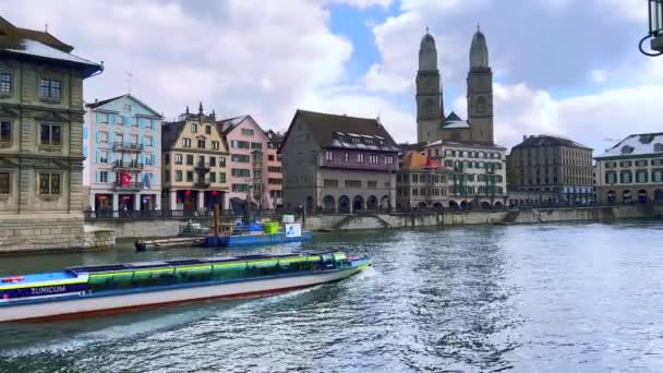 在瑞士苏黎世市Niederdorf Grossmunster教堂的地标 彩色城镇房屋和Rathaus 市政厅 石楼旁边 在Limmat河上挂着运河船的全景 — 图库视频影像