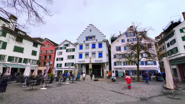 这位街头艺术家在位于瑞士苏黎世Niederdorf街区的Hechtplatz广场上制造了巨大的飞沫 — 图库视频影像