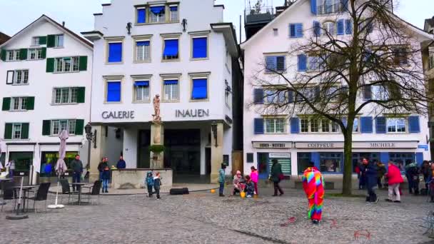 스트리트 아티스트는 스위스 취리히의 플라츠 Hechtplatz Square 거품을 만듭니다 — 비디오