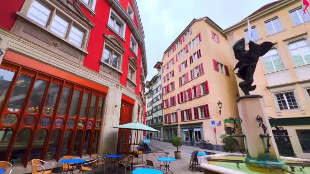 歴史的なネマルクトのパノラマ カラードタウンハウス ナイキブランネン ジュピターブルネン の噴水 スイスのチューリッヒ周辺のテーブル付き屋外レストランテラス — ストック動画
