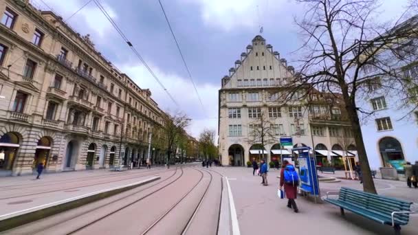 Paradeplatz和Bahnhofstrasse全景 配有现代和历史建筑 地铁站和缆车 瑞士苏黎世 — 图库视频影像