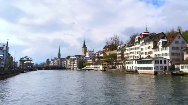 林登霍夫从Limmat河堤岸俯瞰瑞士苏黎世圣彼得教堂和Fraumunster的历史建筑和钟楼 — 图库视频影像