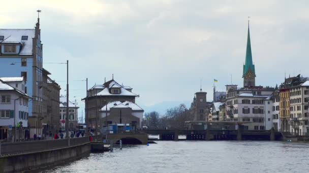 Limmat河 与瑞士苏黎世Munsterbrucke Munster桥 与历史上的Niederdorf和Lindenhof社区相邻 — 图库视频影像