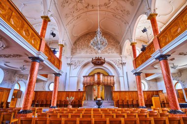 ZURİH, SWitzERLAND - 3 Nisan 2022: St. Peter Kilisesi İçişleri, 3 Nisan 'da İsviçre' nin Zürih kentinde