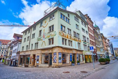 ZURİH, SWitzERLAND - 3 Nisan 2022: Rennweg caddesinde freskleri olan tarihi evler, 3 Nisan 'da İsviçre' nin Zürih kentinde