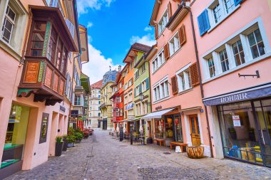 ZURİH, SWitzERLAND - 3 Nisan 2022: Augustinergasse Altstadt 'taki turizm caddesi, 3 Nisan' da İsviçre 'nin Zürih kentinde