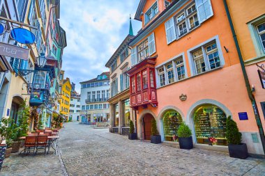 ZURİH, SWitzERLAND - 3 Nisan 2022: 3 Nisan 'da İsviçre' nin Zürih kentinde Augustinergasse caddesi