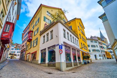 ZURİH, SWitzERLAND - 3 Nisan 2022: Altstadt ilçesindeki ortaçağ evleri, 3 Nisan 'da İsviçre' nin Zürih kentinde