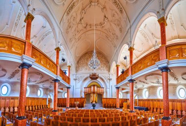 ZURİH, SWitzERLAND - 3 Nisan 2022: 3 Nisan 'da İsviçre' nin Zürih kentinde Aziz Peter Kilisesi 'nin ibadet salonu panoraması