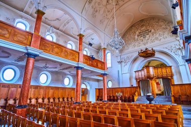 ZURİH, SWitzERLAND - 3 Nisan 2022: 3 Nisan 'da İsviçre' nin Zürih kentinde Aziz Peter Kilisesi dua salonu