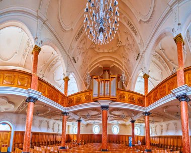 ZURİH, SWitzERLAND - 3 Nisan 2022: 3 Nisan 'da İsviçre' nin Zürih kentinde St. Peter Kilisesi 'nin büyük dua salonu manzarası