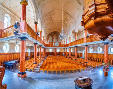 ZURİH, SWitzERLAND - 3 Nisan 2022: 3 Nisan 'da İsviçre' nin Zürih kentinde, St. Peter Kilisesi 'nin iç dua salonunun panoraması