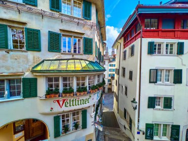 ZURİH, SWitzERLAND - 3 Nisan 2022: Veltliner Keller restoranlı ortaçağ evi, 3 Nisan 'da İsviçre' nin Zürih kentinde