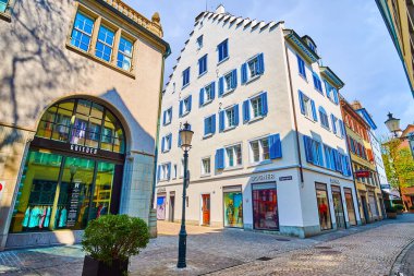 ZURİH, SWitzERLAND - 3 Nisan 2022: 3 Nisan 'da İsviçre' nin Zürih kentinde, Gassen ve Zeugwartgasse caddelerinin kesiştiği noktada ortaçağ binası