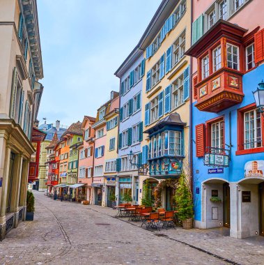 ZURİH, SWitzERLAND - 3 Nisan 2022: Altstadt Augustinergasse caddesini ziyaret edin, 3 Nisan 'da İsviçre' nin Zürih kentinde