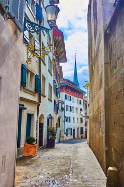 Eski Zürih, İsviçre 'de ortaçağ evleri olan Dar Schlusselgasse Caddesi.