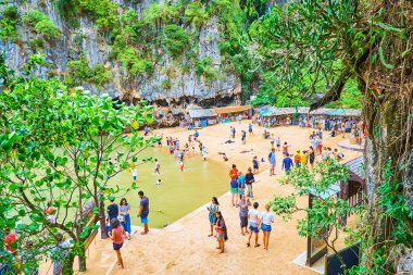 PHANG NGA, THAILAND - 28 Nisan: Kalabalık küçük James Bond Adası plajı, Phang Nga Körfezi, Tayland