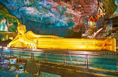 PHANG NGA, THAILAND - 28 Nisan 'da Phang Nga' daki Wat Suwan Kuha Budist Mağara Tapınağı 'nda altın kaplamalı yaslanan Buda heykeli