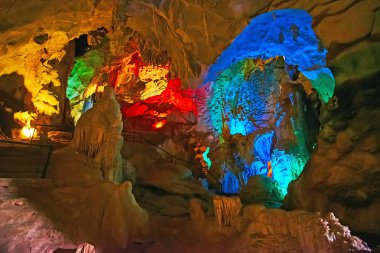 PHANG NGA, THAILAND - 28 Nisan: Wat Suwan Kuha Tapınağı 'nın Karanlık Mağara' ya (Tham Meud) kalp şeklinde girişi, 28 Nisan 'da Phang Nga