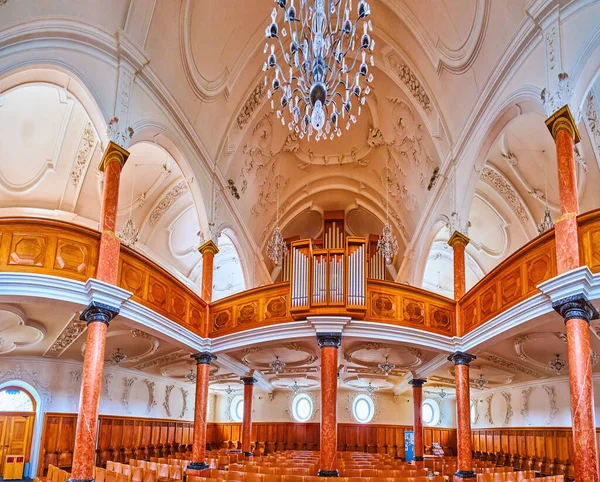 ZURİH, SWitzERLAND - 3 Nisan 2022: 3 Nisan 'da İsviçre' nin Zürih kentinde St. Peter Kilisesi 'nin büyük dua salonu manzarası