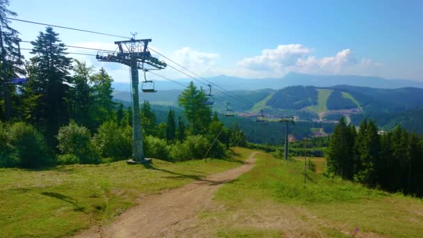 来自乌克兰喀尔巴阡山脉布科维尔山顶的缆车和壮观的Gorgany山脉景观 — 图库视频影像