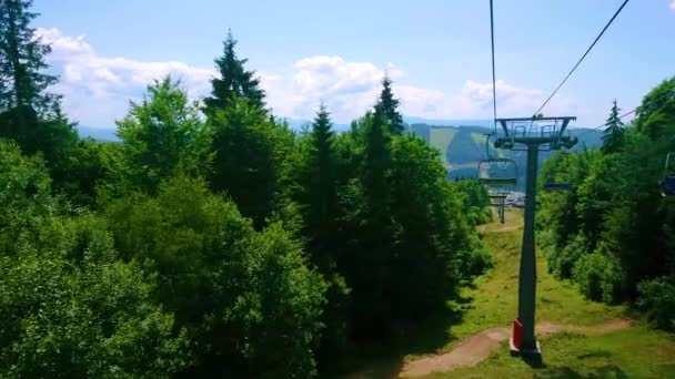 乌克兰喀尔巴阡山脉布科维尔的山坡上 缆车穿过茂密的绿色针叶林 — 图库视频影像