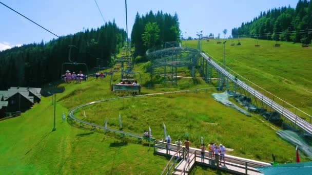 Bukovel Ukraine Juli 2021 Stoeltjeslift Rijdt Groene Helling Van Berg — Stockvideo
