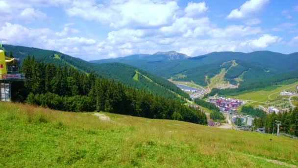 Bukovel Bergtop Opent Het Uitzicht Weelderige Groene Bergweide Vallei Van — Stockvideo