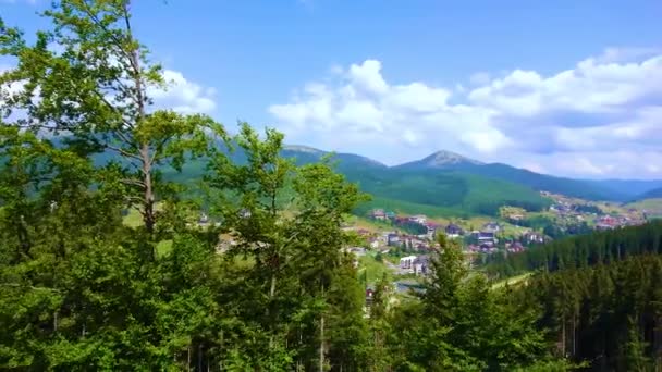 Спідниця Відкриває Види Гірський Ландшафт Карпат Над Високими Зеленими Лісами — стокове відео