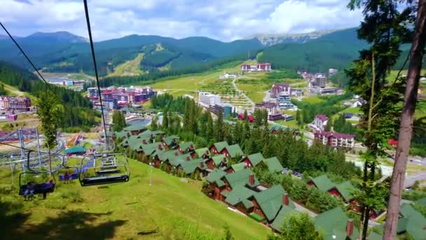 Bukovel Dağı Nın Dik Yamacında Kayak Gezisi Oteller Kulübeler Ormanlar — Stok video