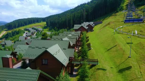 Dachy Nowoczesnych Drewnianych Willi Turystycznych Zboczu Góry Bukowel Karpaty Ukraina — Wideo stockowe