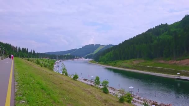 Geniet Van Avondwandeling Het Park Bij Berg Molodist Lake Bukovel — Stockvideo