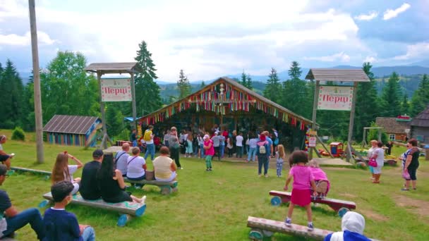 Yablunytsya Ukraine July 2021 Visitors Enjoy Folk Show Open Air — Stock Video