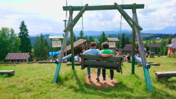 Yablunytsya Ukraine Lipiec 2021 Para Zabytkowym Drewnianym Huśtawce Terenie Parku — Wideo stockowe