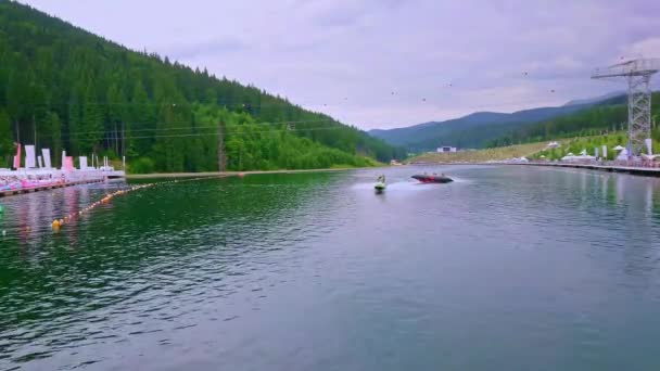 Molodist Lake Biedt Vele Attracties Voor Toeristen Speedboten Opblaasbare Attracties — Stockvideo