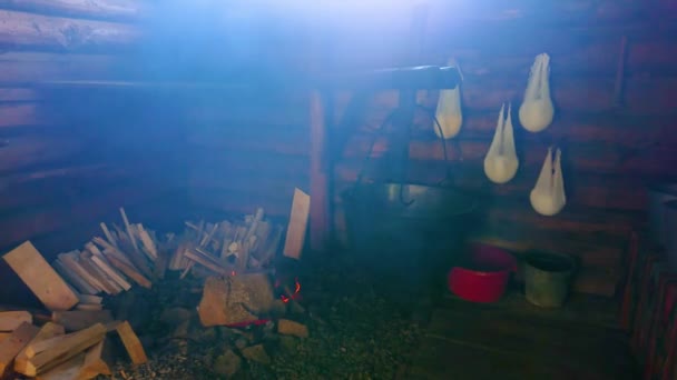 Yablunytsya Ukraine Ιουλίου 2021 Εσωτερικό Των Παραδοσιακών Ξύλινων Τυροκομικών Hutsul — Αρχείο Βίντεο