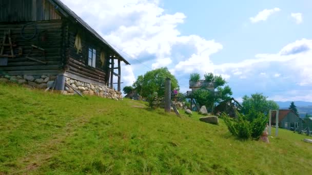 Panorama Van Helling Bedekt Met Weide Huizen Van Mountain Valley — Stockvideo
