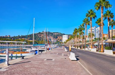 Malaga Limanı 'ndaki Muelle Uno Rıhtımı' nda keyifli bir gün gezintisi turistleri deniz kenarında, Costa del Sol, İspanya