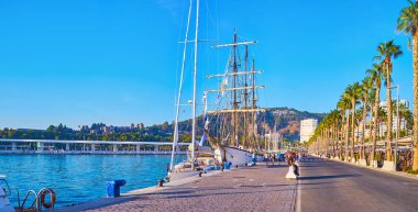 Malaga Limanı 'nda yatları ve uzun yeşil palmiyeleri olan Muelle Uno Rıhtımı Panoraması, İspanya