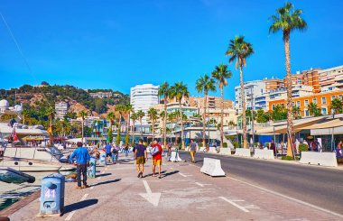 MALAGA, SPAIN - SEPT 28, 2019: Malaga Limanı 'ndaki Muelle Uno Rıhtımı kafeleri, butikleri, yatları ve eğlence tekneleri olan popüler bir turizm merkezi.