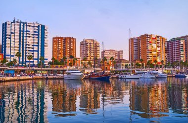 Malaga Limanı 'nda güzel bir akşam, modern gökdelenler, yatlar ve Muelle Uno Pier, Costa del Sol, İspanya