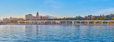 Malaga Limanı, Palm Grove of Surprises gezinti alanı, yeşil şehir parkı, Gibralfaro Kalesi ve arka planda Malaga Katedrali 'nin yüksek binası ile kentin manzarasını sunar.