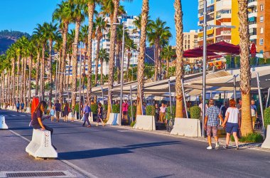 MALAGA, İSPA - 28 SEPT 2019: Malaga Limanı, Costa del Sol 'daki Muelle Uno Rıhtımı boyunca gezintinin tadını çıkarın